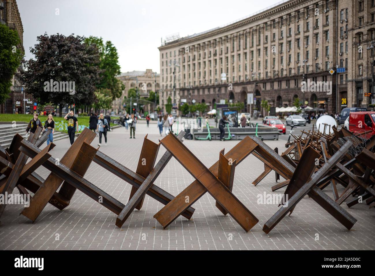 KIEW, UKRAINE - 20. MAI 2022: Panzerabwehrigel oder tschechische Igel am Straßenrand sind bereit, den Unabhängigkeitsplatz im Falle eines Igels zu blockieren Stockfoto