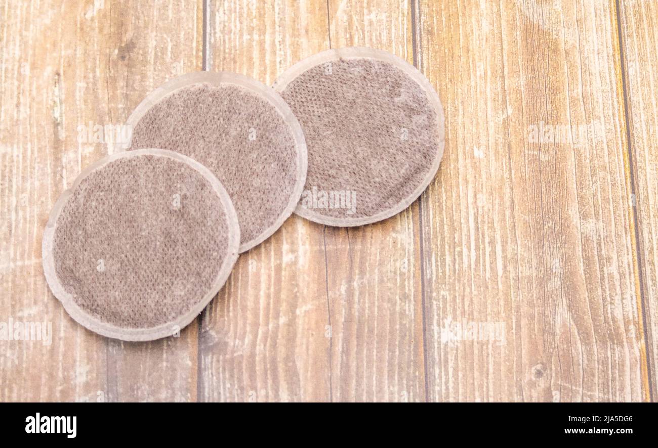 Draufsicht auf Kaffeepads auf einer rustikalen Holzoberfläche. Flache Lay-Komposition Stockfoto