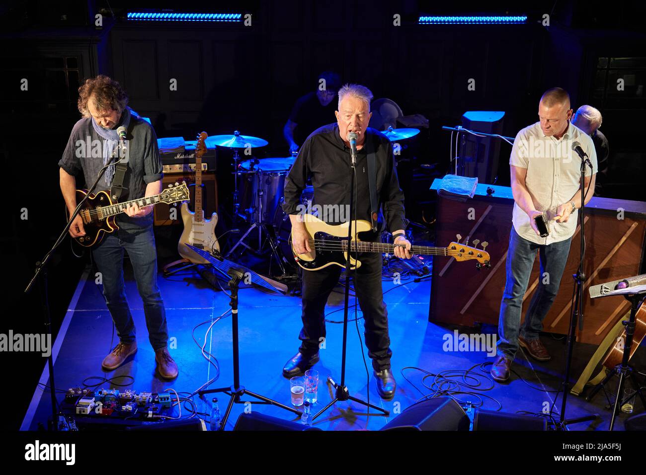 The Tom Robinson Band tritt im Mai 2022 in der Acapela in Pentyrch, Südwales, auf Stockfoto