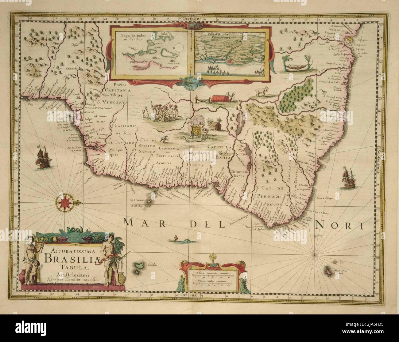 Henricus Hondius-Katograph Deckungsgravur. Doppelt in Folio. Feine alte Farben. Lateinische Ausgabe von 1638. Schönes altes Farbbeispiel von Janssons Brasil-Karte, die sich an der Spitze nach Westen orientiert Brasilien ist in Capitanias unterteilt, mit ausgezeichneten Küstendetails und einem spekulativeren Detail in den inneren Teilen der Karte. Enthält einsetzte Vignetten von einheimischen Szenen und Tieren. Einsteckkarten der 'Baya de Todos os Sanctos' und 'Villa d'Olinda de Pernambuco © Nederlands Scheepvaartmuseum Amsterdam Stockfoto