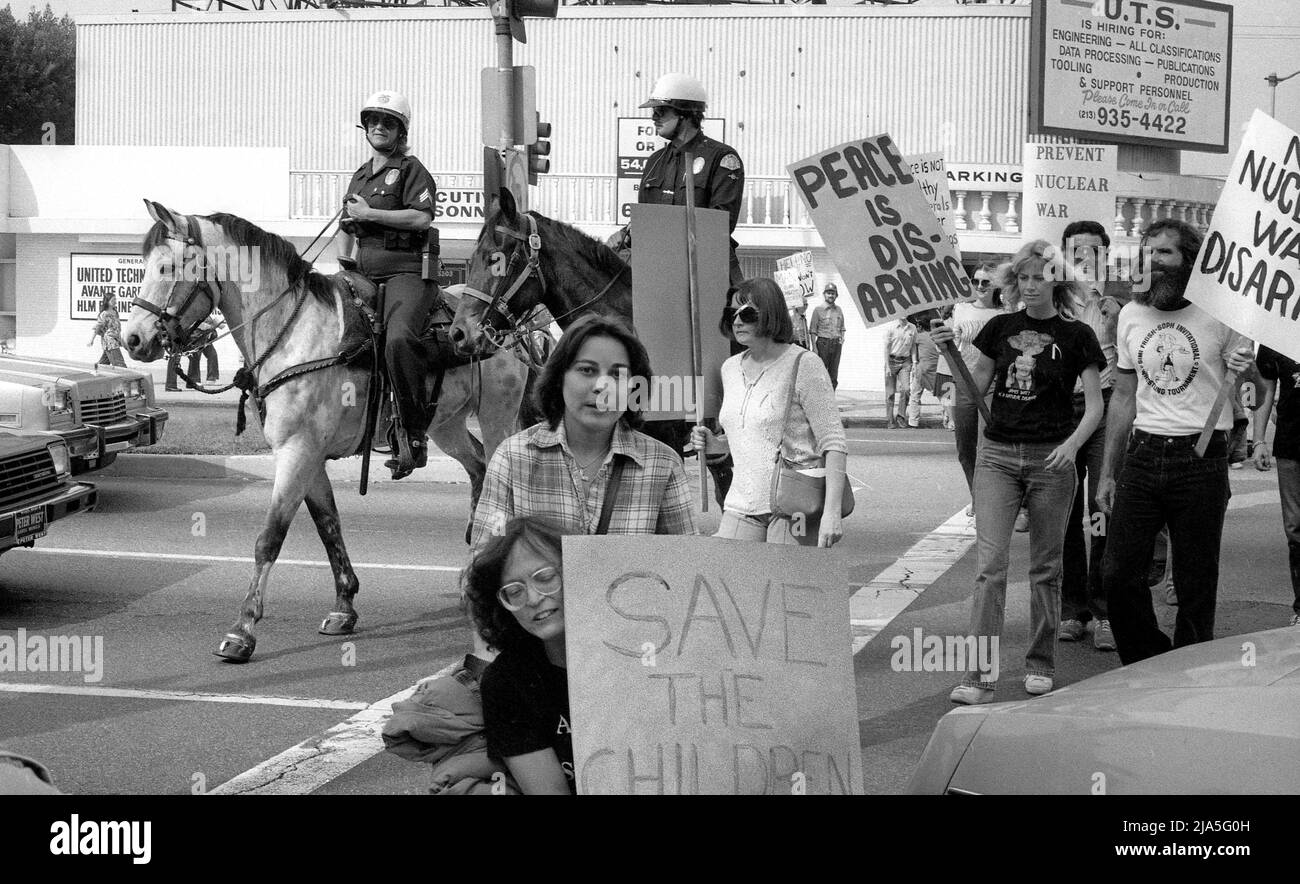 Anti-Nuclear-protestmarsch auf dem Wilshire Boulevard in Los Angeles, CA, 1982 Stockfoto
