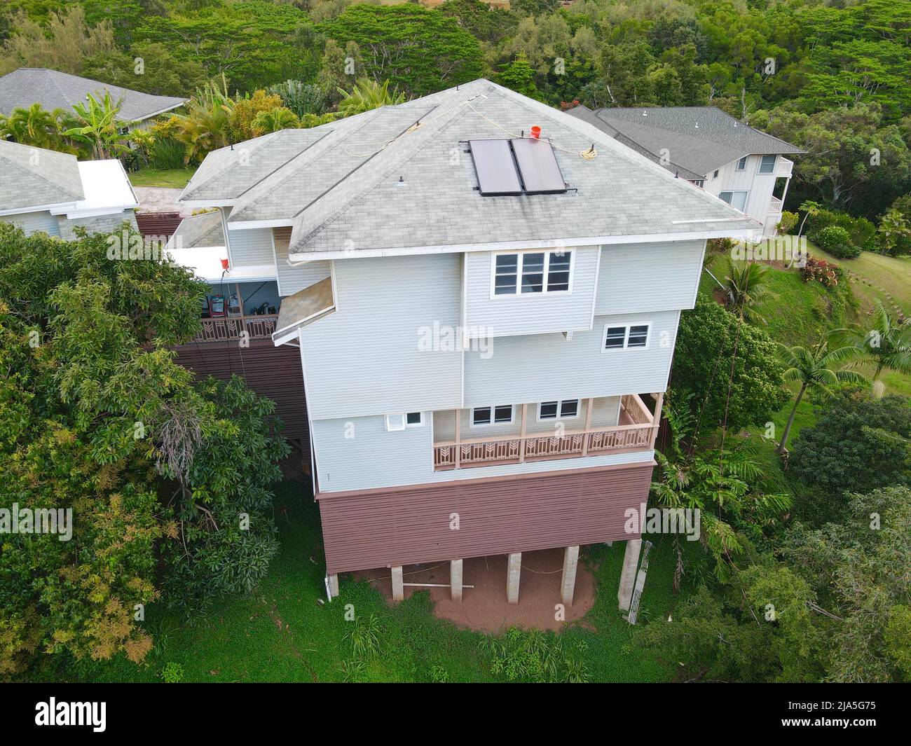 Haus an einem steilen Hang in Kalaheo, Kauai Stockfoto