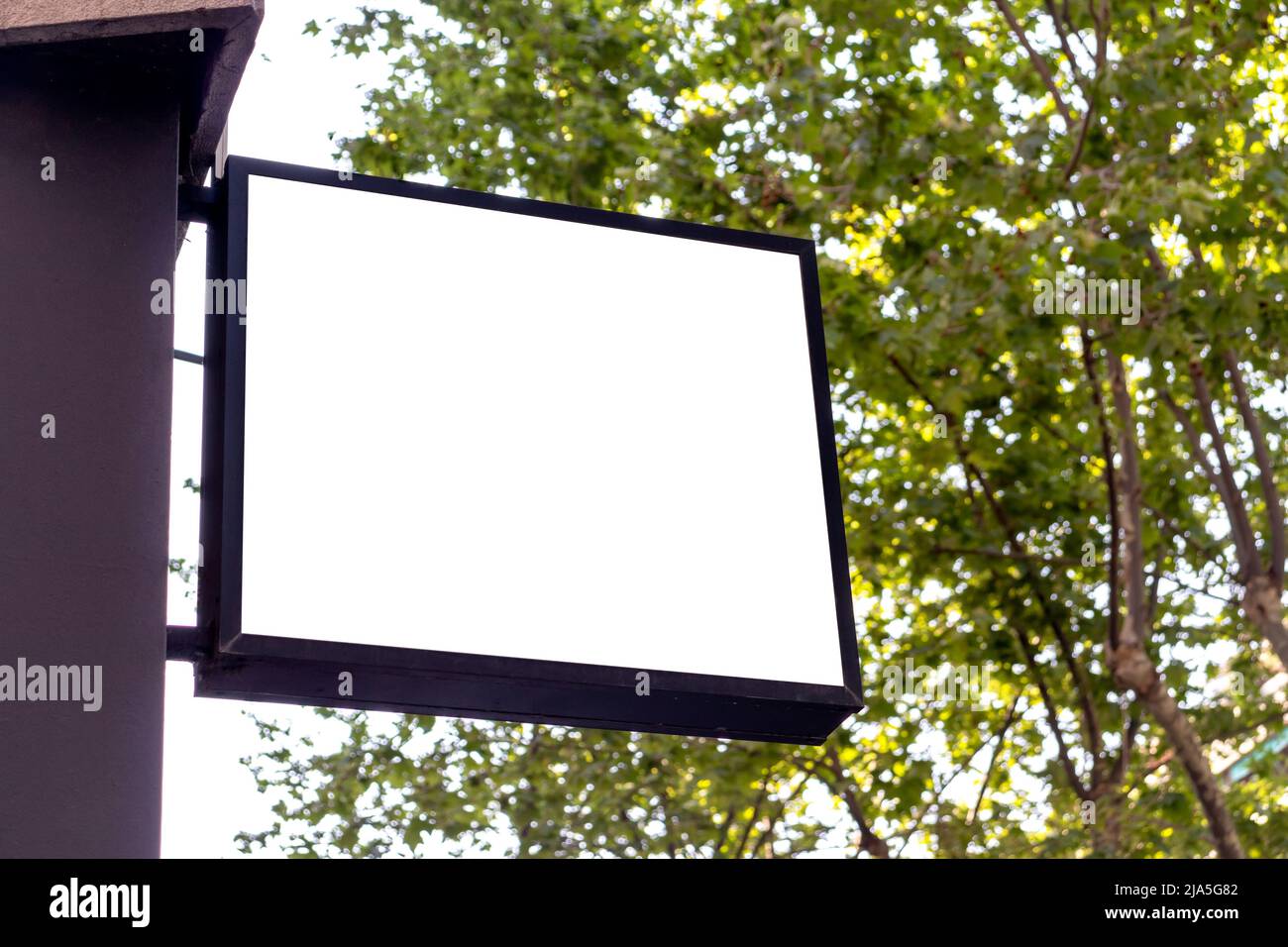 Quadratisches Mockup-Schild im Freien an der Wand an einem sonnigen Tag für Café, Geschäft, Business-Logo angebracht Stockfoto