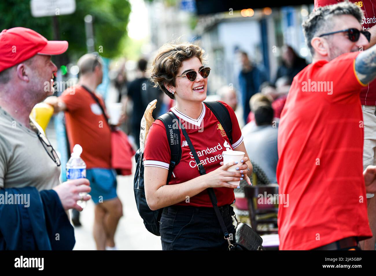 Paris, Frankreich. 27. Mai 2022. Fußballfans (Fans) von Liverpool in der Nähe der Fanzone Porte de Vincennes in Paris vor dem Finale der UEFA Champions League am Samstag zwischen dem FC Liverpool und Real Madrid (28. Mai) im Stade de France, Paris, Frankreich, am 27. Mai 2022. Kredit: Victor Joly/Alamy Live Nachrichten Stockfoto