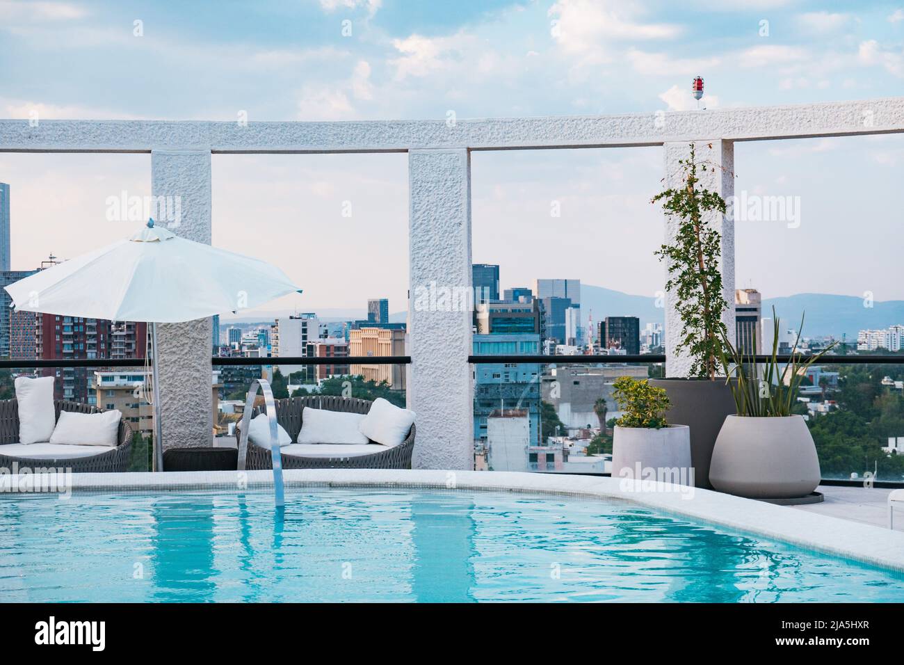 Ein Dachpool auf einer modernen Wohnung in der Stadt Guadalajara, Mexiko Stockfoto