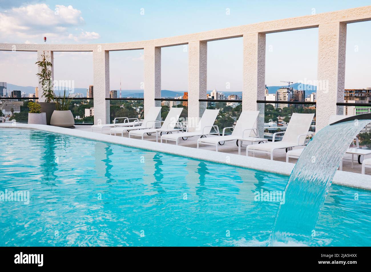Ein Pool auf dem Dach mit einem Brunnen auf einer modernen Wohnung in der Stadt Guadalajara, Mexiko Stockfoto