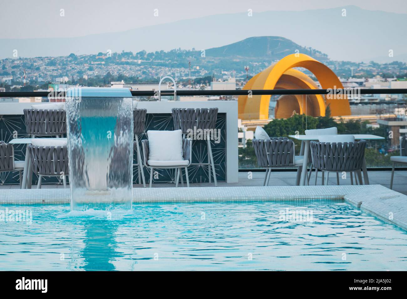 Ein Dachpool auf einer modernen Wohnung in der Stadt Guadalajara, Mexiko Stockfoto