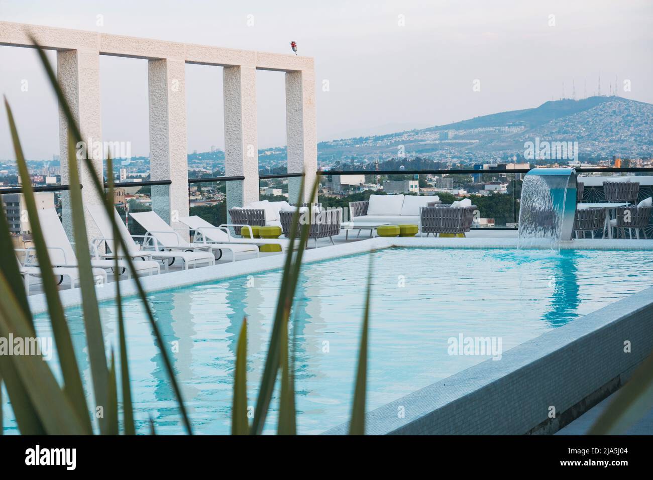 Ein Dachpool auf einer modernen Wohnung in der Stadt Guadalajara, Mexiko Stockfoto