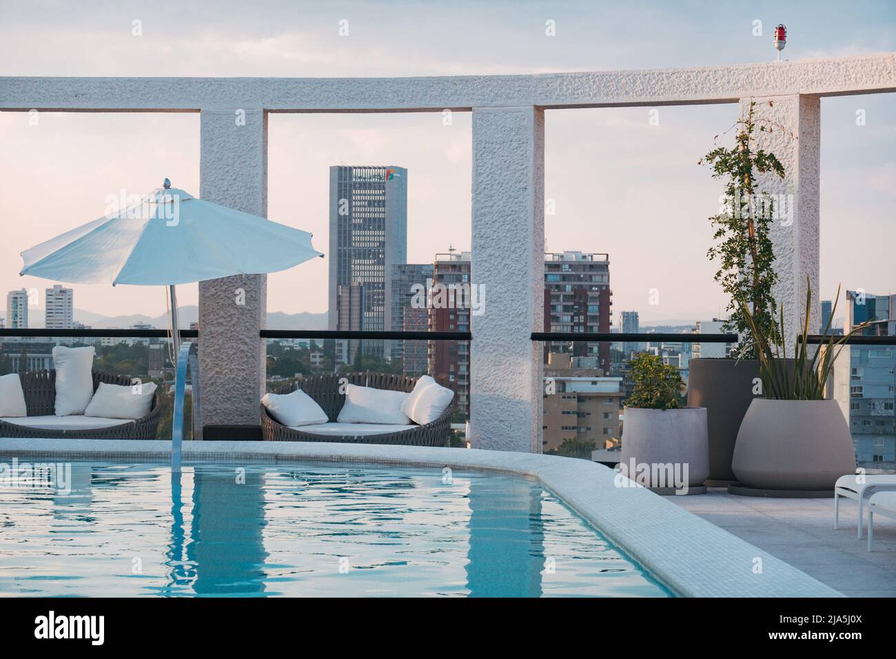Ein Dachpool auf einer modernen Wohnung in der Stadt Guadalajara, Mexiko Stockfoto