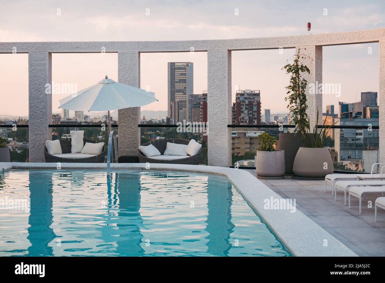 Ein Dachpool auf einer modernen Wohnung in der Stadt Guadalajara, Mexiko Stockfoto