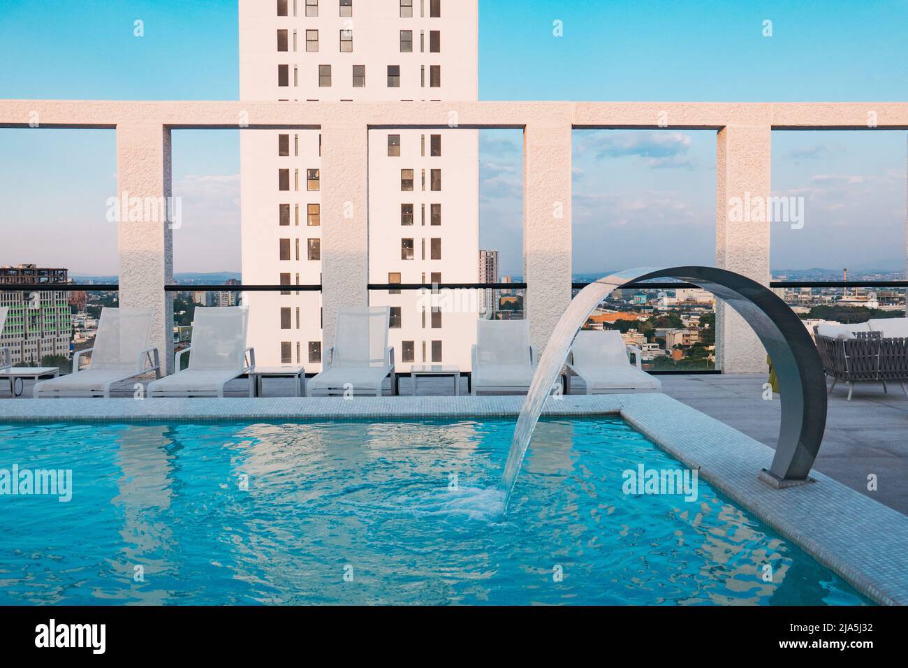 Ein Dachpool auf einer modernen Wohnung in der Stadt Guadalajara, Mexiko Stockfoto