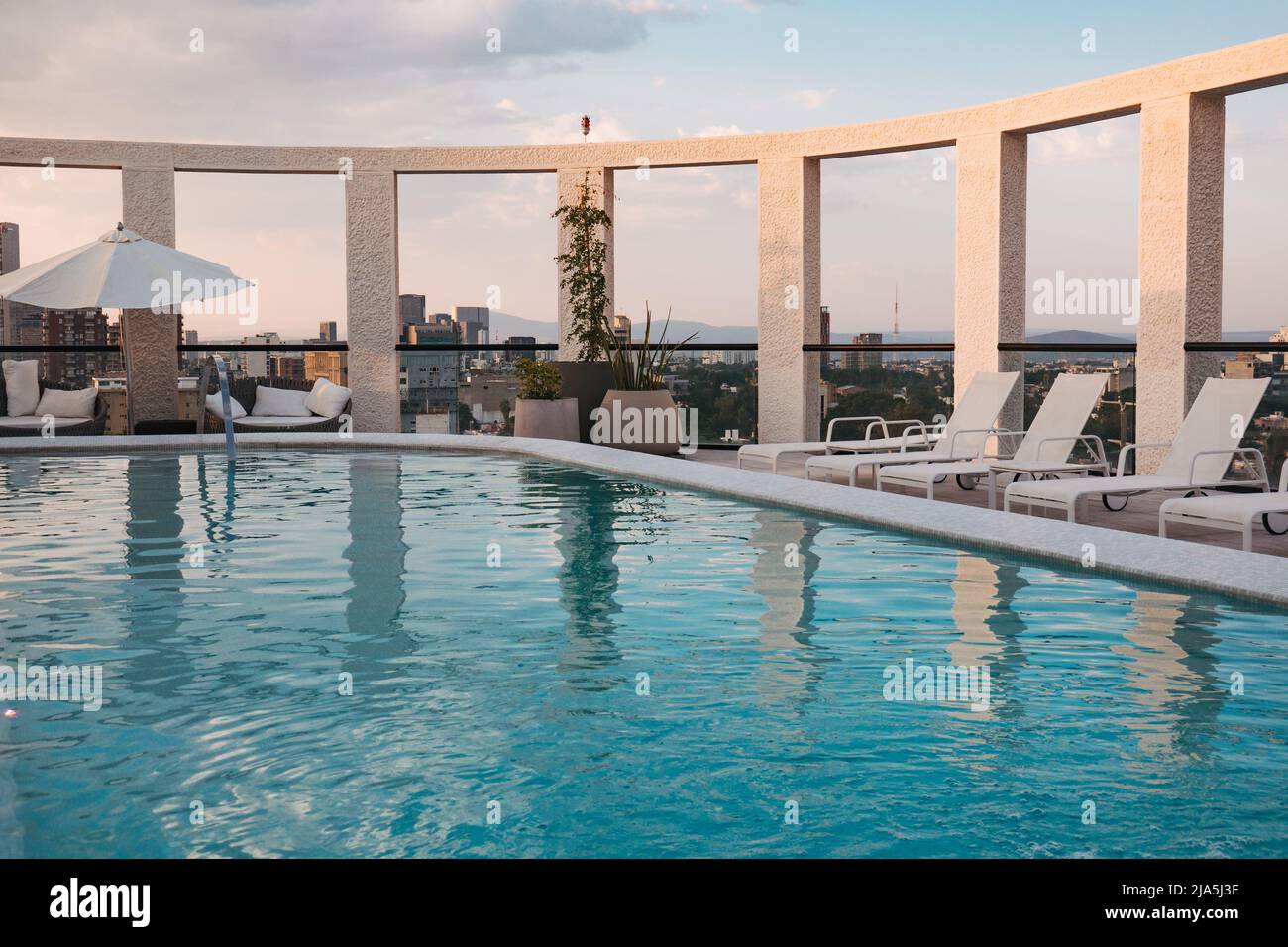 Ein Dachpool auf einer modernen Wohnung in der Stadt Guadalajara, Mexiko Stockfoto