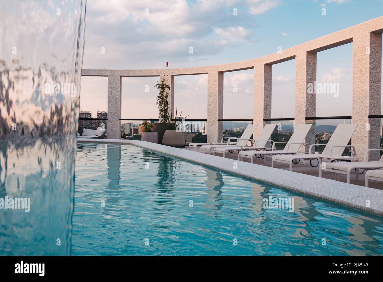 Ein Dachpool auf einer modernen Wohnung in der Stadt Guadalajara, Mexiko Stockfoto