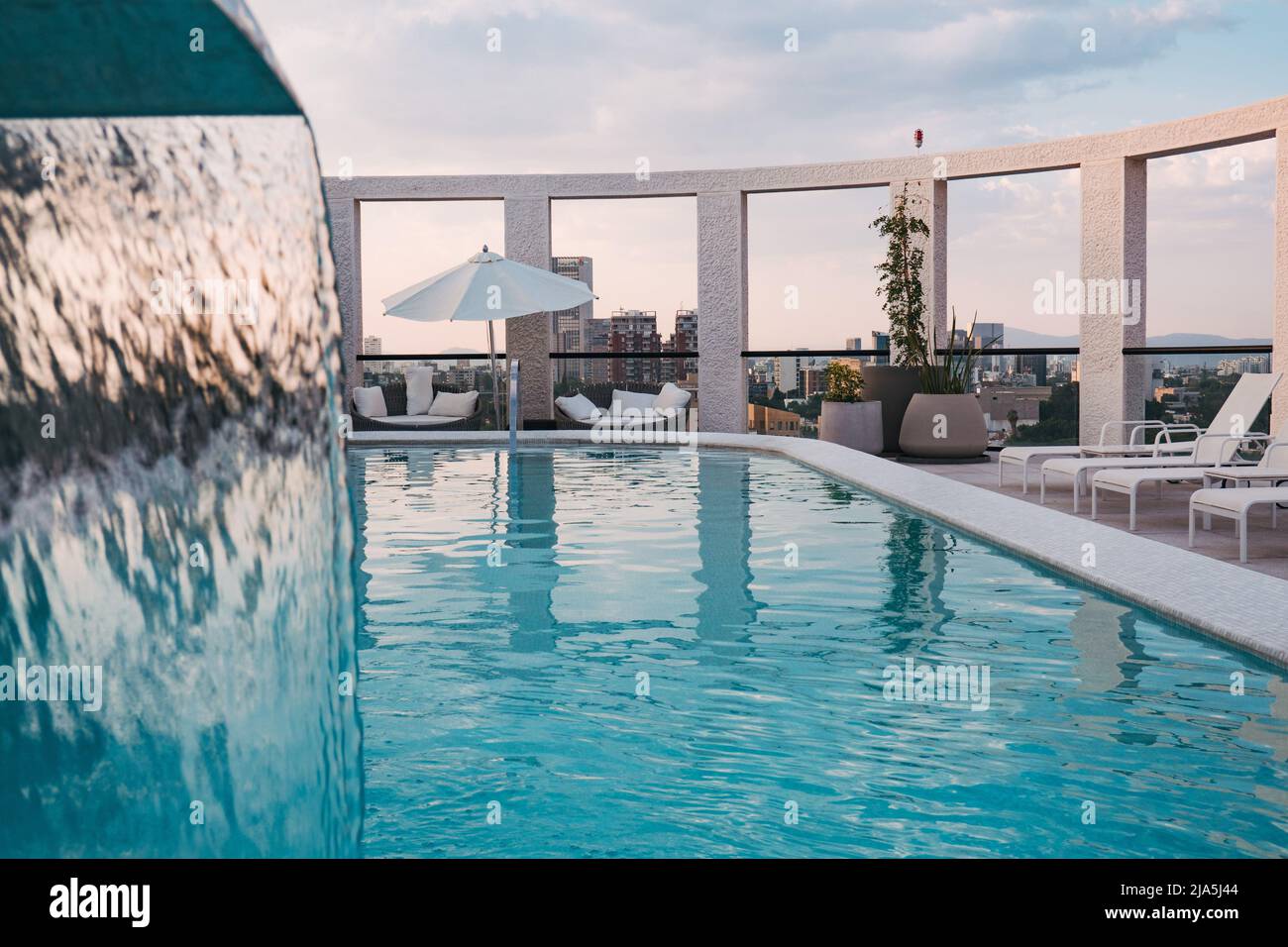Ein Dachpool auf einer modernen Wohnung in der Stadt Guadalajara, Mexiko Stockfoto