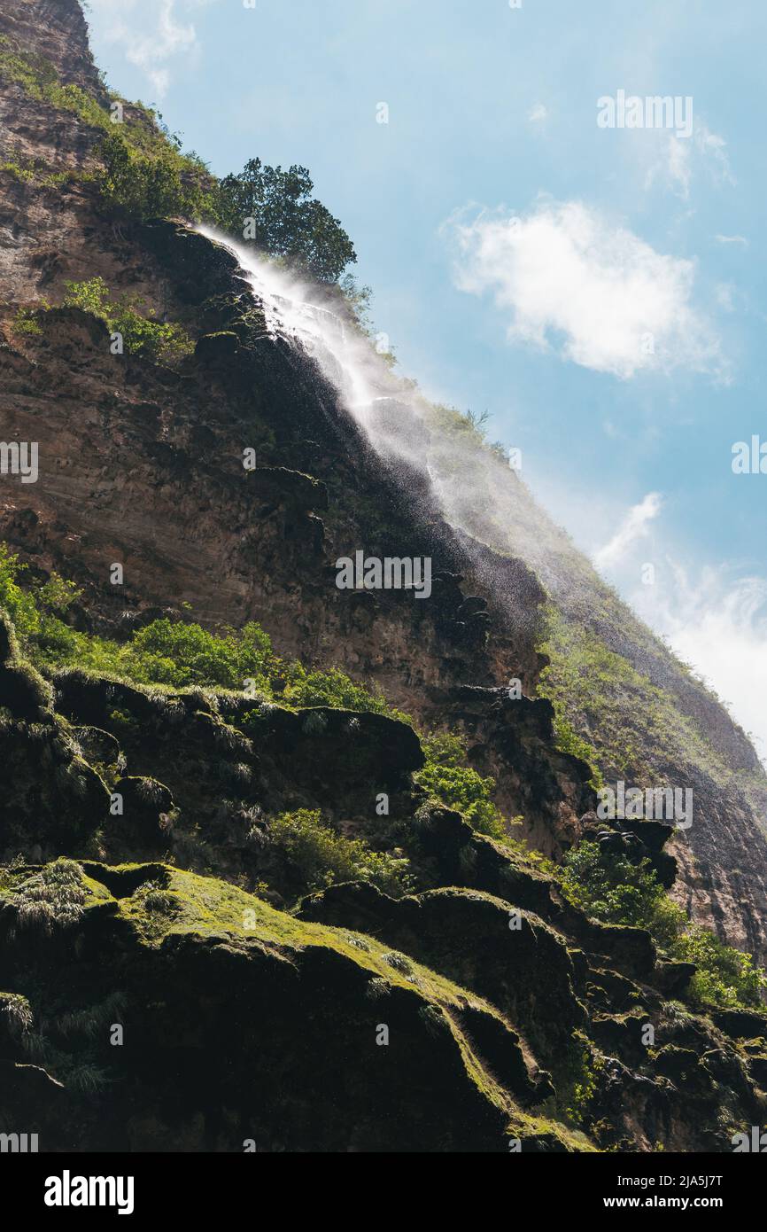 Im Sumidero Canyon, einem tiefen natürlichen Canyon, der bei Touristen im mexikanischen Bundesstaat Chiapas beliebt ist, sprüht ein nebliger Wasserfall von einer Felswand Stockfoto
