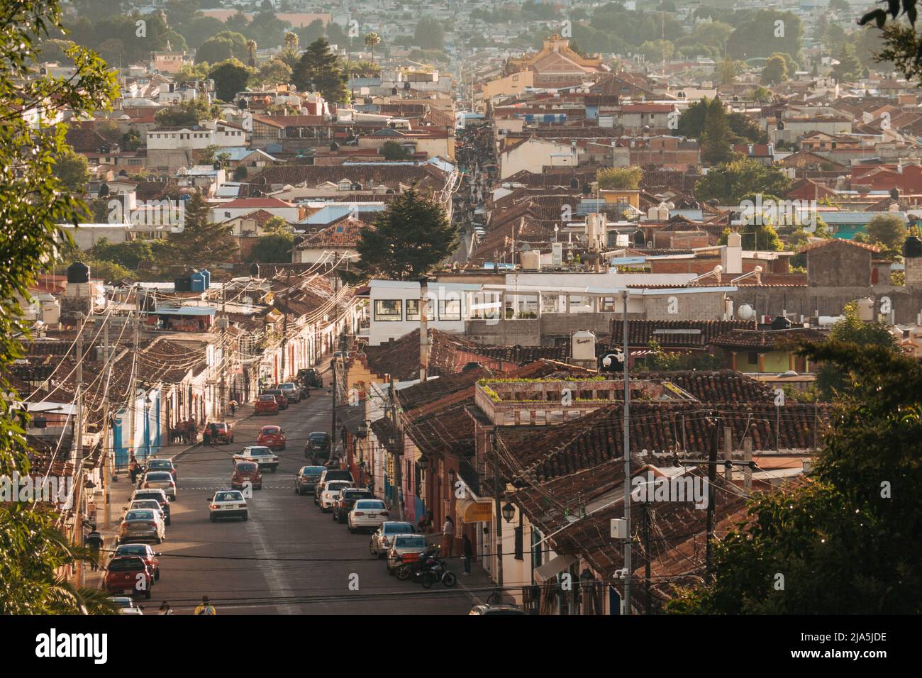 Ein wunderschöner goldener Sonnenuntergang über der malerischen Stadt San Cristobal de las Casas, eingebettet in die Berge von Chiapas, Mexiko Stockfoto