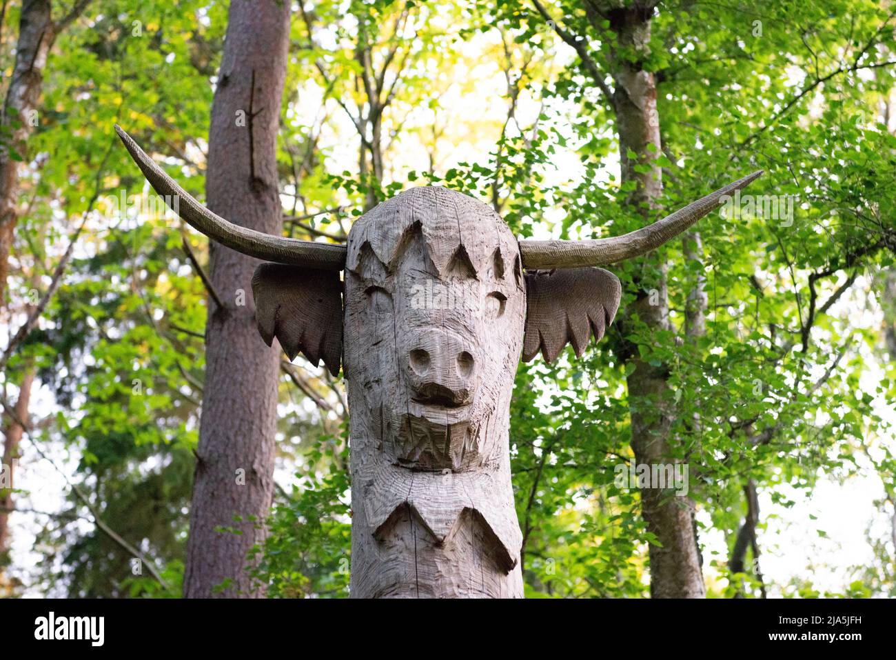 Geschnitzte hölzerne Totems auf dem Art Trail im West Blean Nature Reserve und Thornden Woods in Kent, England, Großbritannien Stockfoto