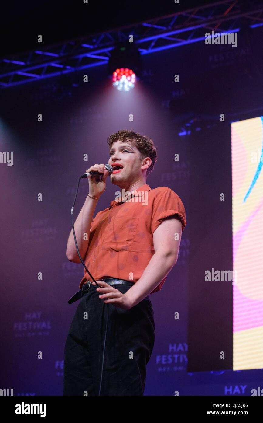 Hay-on-Wye, Wales, Großbritannien. 27.. Mai 2022. Simon Amstell spielt sein Stand-Up Spirit Hole mit Unterstützung von Leo Reich beim Hay Festival 2022, Wales. Quelle: Sam Hardwick/Alamy. Stockfoto