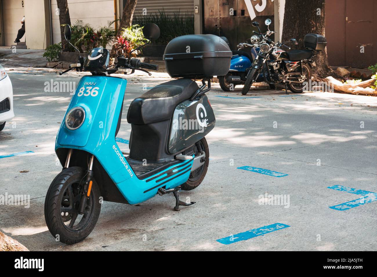 Ein eConduce-Elektromoped, das auf einer Straße in Mexiko-Stadt, Mexiko, geparkt ist. Der Roller wird per Handy-App freigeschaltet und kann überall wieder geparkt werden Stockfoto