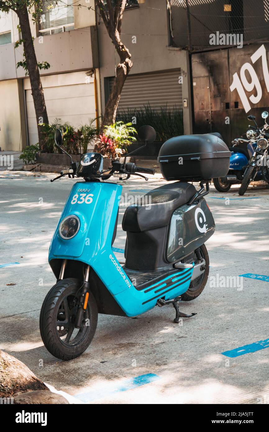 Ein eConduce-Elektromoped, das auf einer Straße in Mexiko-Stadt, Mexiko, geparkt ist. Der Roller wird per Handy-App freigeschaltet und kann überall wieder geparkt werden Stockfoto