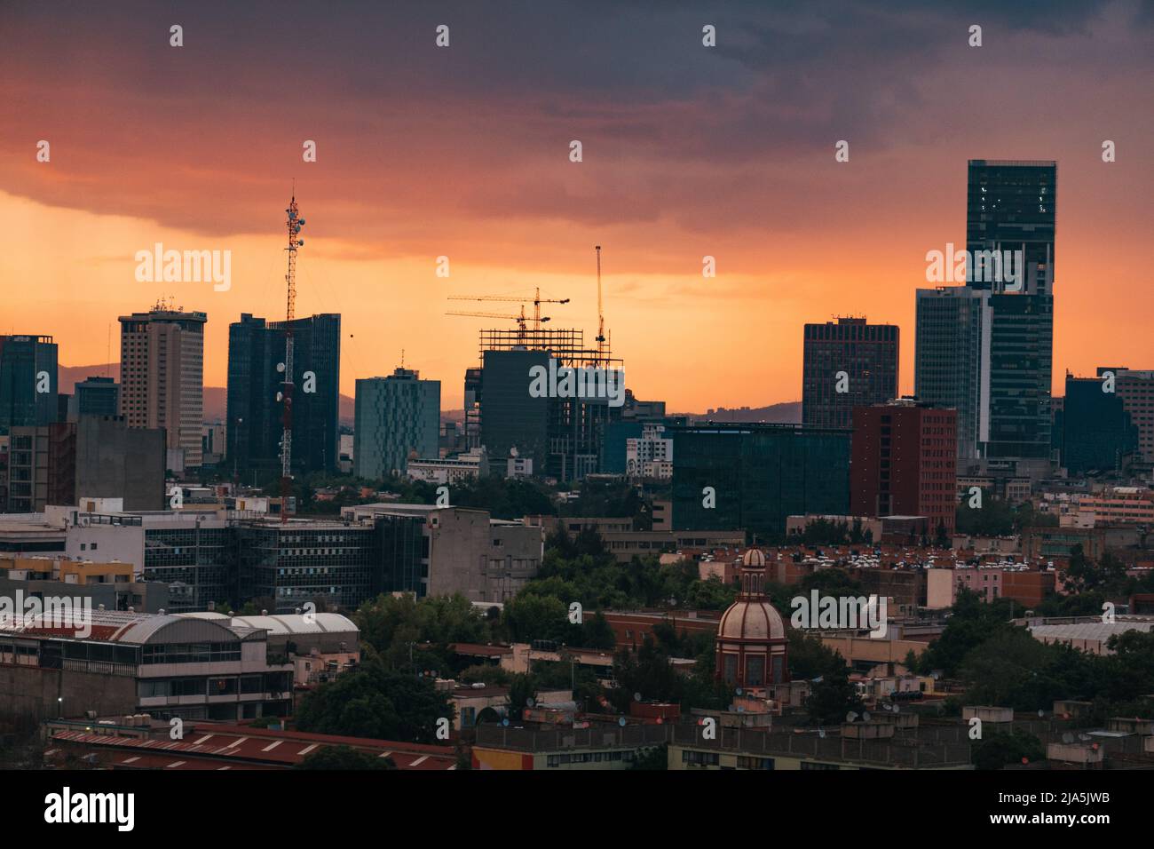 Ein dramatischer und feuriger Sonnenuntergang über der Skyline von Mexiko-Stadt, Mexiko Stockfoto
