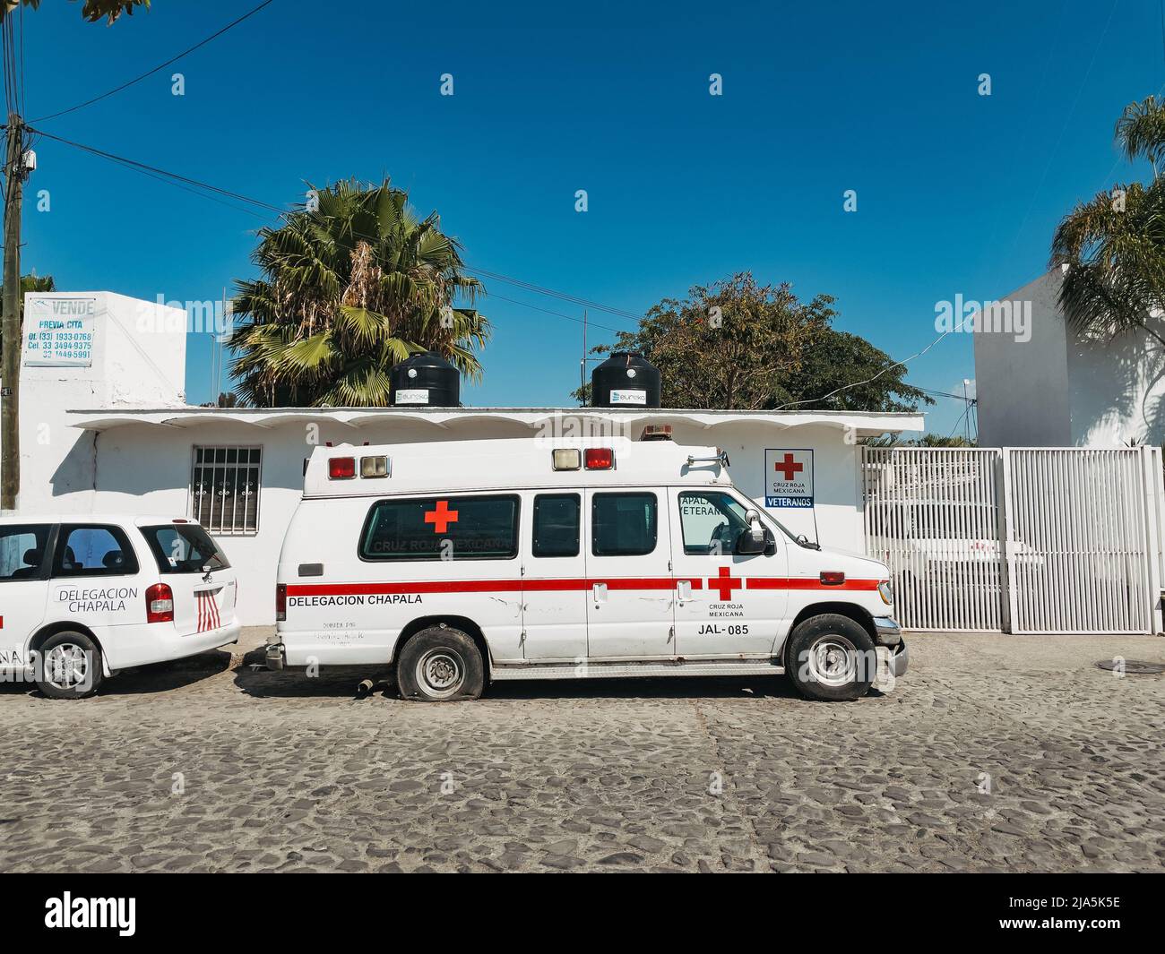 Ein verprügelt und zusammengebrochener Krankenwagen vor einem Büro des Roten Kreuzes in Lake Chapala, Jalisco, Mexiko Stockfoto