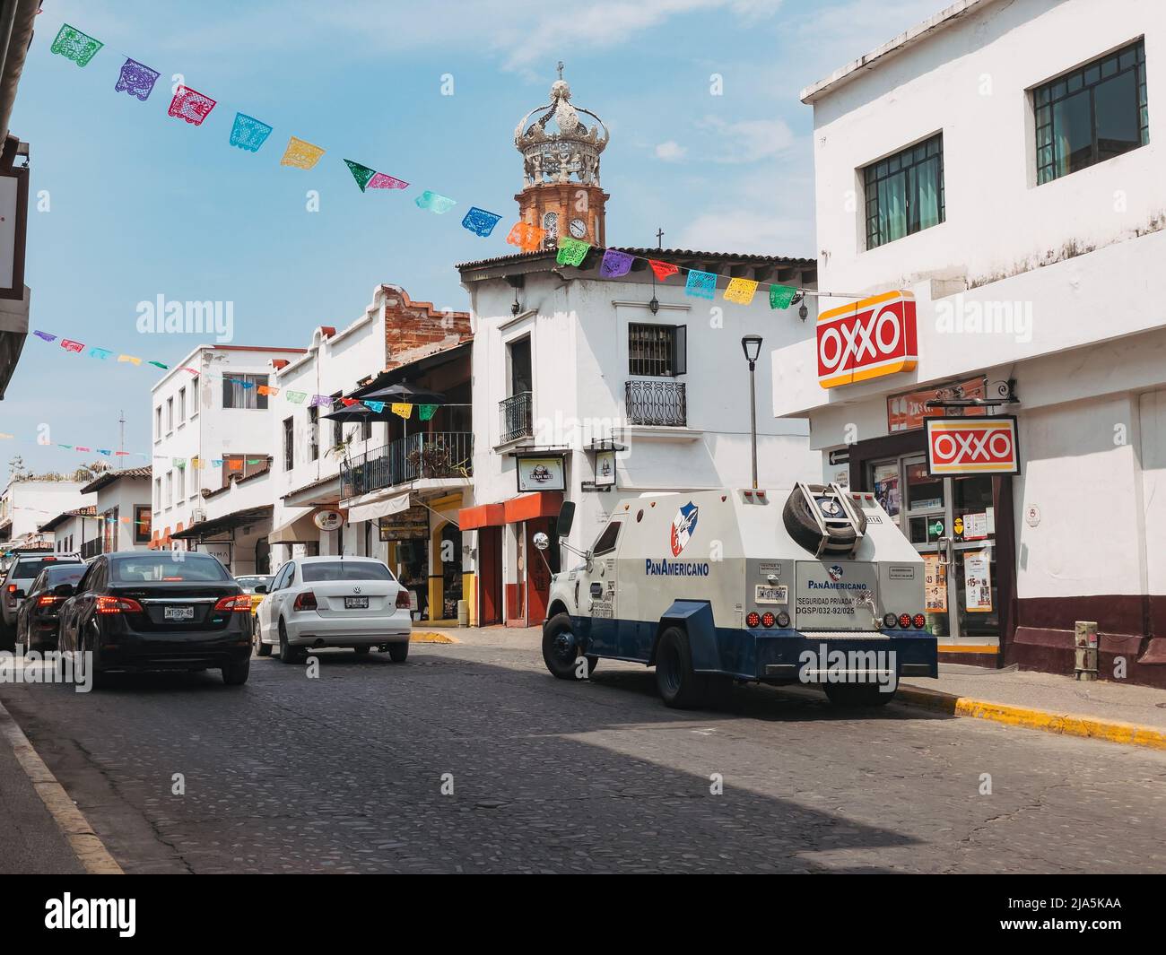 Ein gepanzertes Sicherheitsfahrzeug, das Bargeld transportiert und vor einem Oxxo-Geschäft in der Stadt Puerto Vallarta, Jalisco, Mexiko, geparkt ist Stockfoto