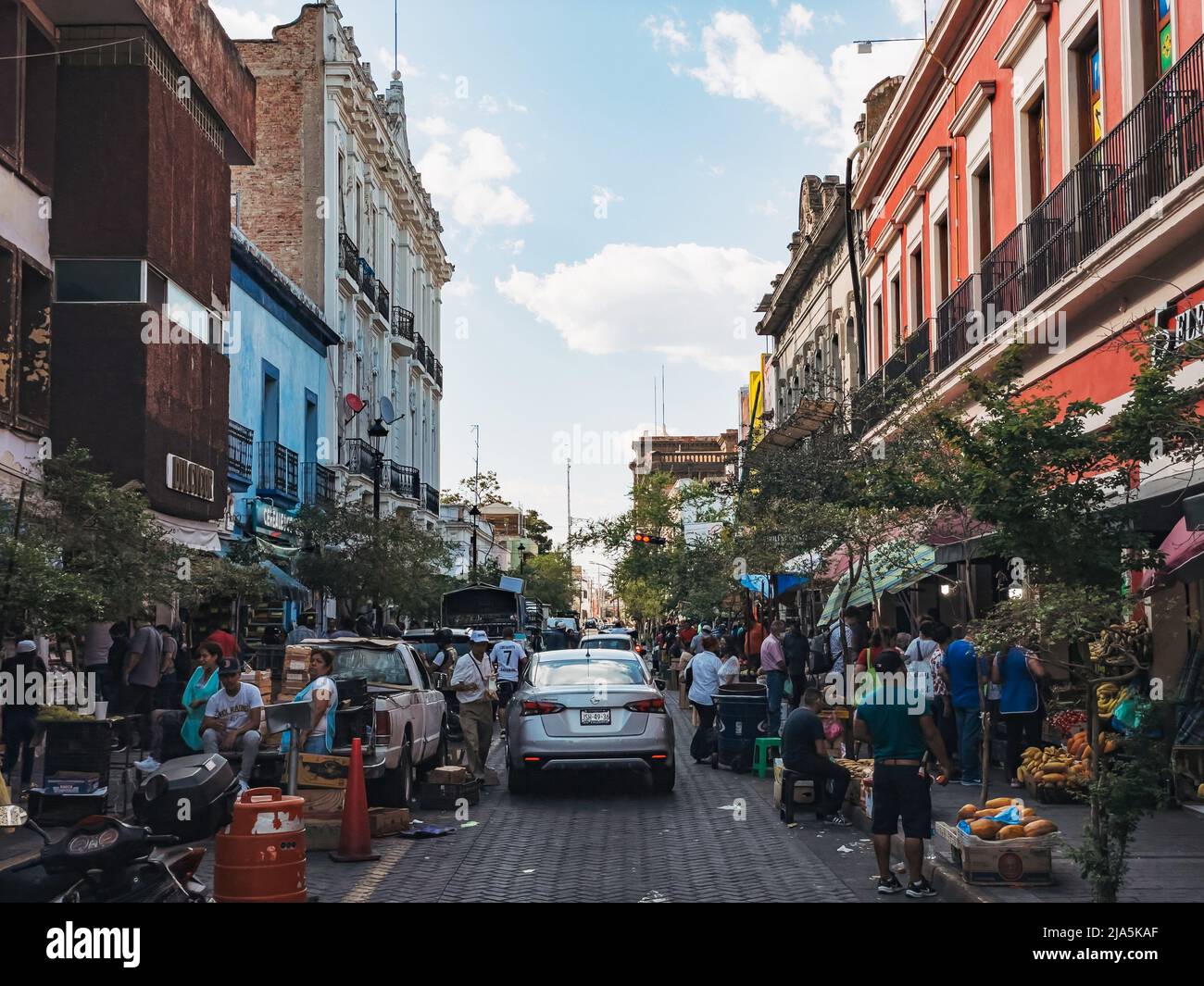 Ein überfüllter Obst- und Gemüsemarkt auf einer Stadtstraße im Zentrum von Guadalajara, Mexiko Stockfoto