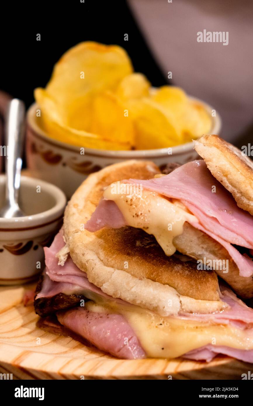 Köstliches Gourmet-Sandwich auf Brot mit Schinken und geschmolzenem Käse. Stockfoto