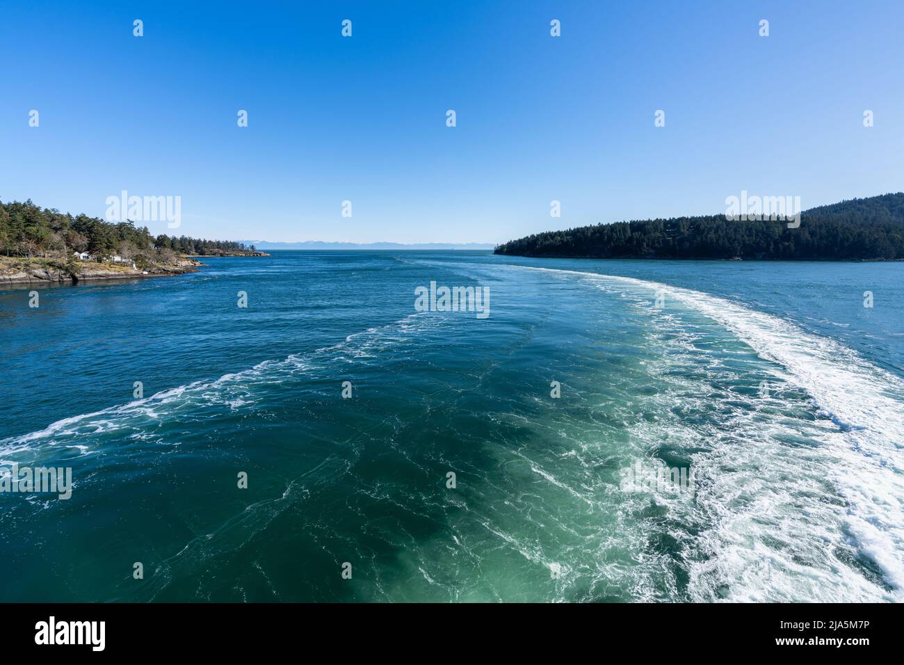 Fähre segelt auf dem Meer, den südlichen Golfinseln, der Straße von Georgien. Stockfoto