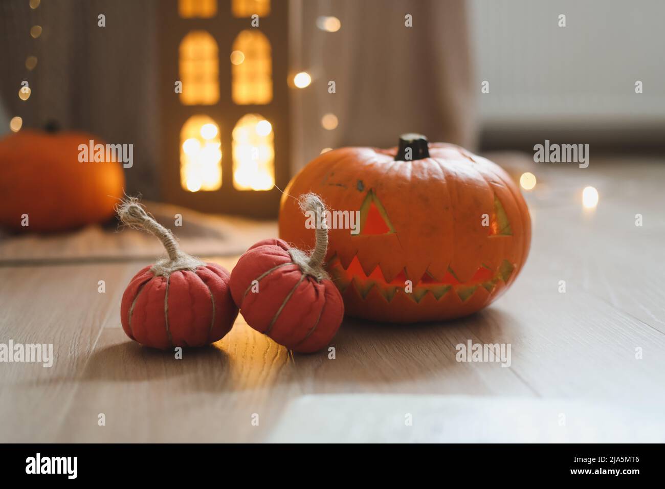 halloween und Herbst gemütliche Komposition mit Kürbissen, oktober Heimdeko Stockfoto