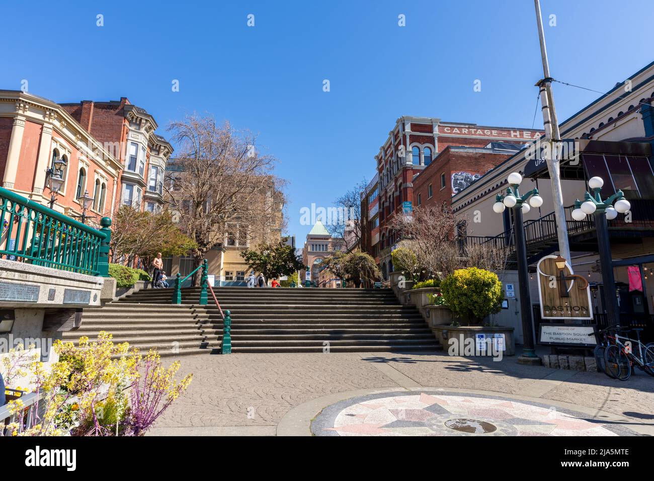 Victoria, BC, Kanada - April 14 2021 : Bastion Square Staircase. Eine historische Fußgängerzone in Victoria, British Columbia. Stockfoto