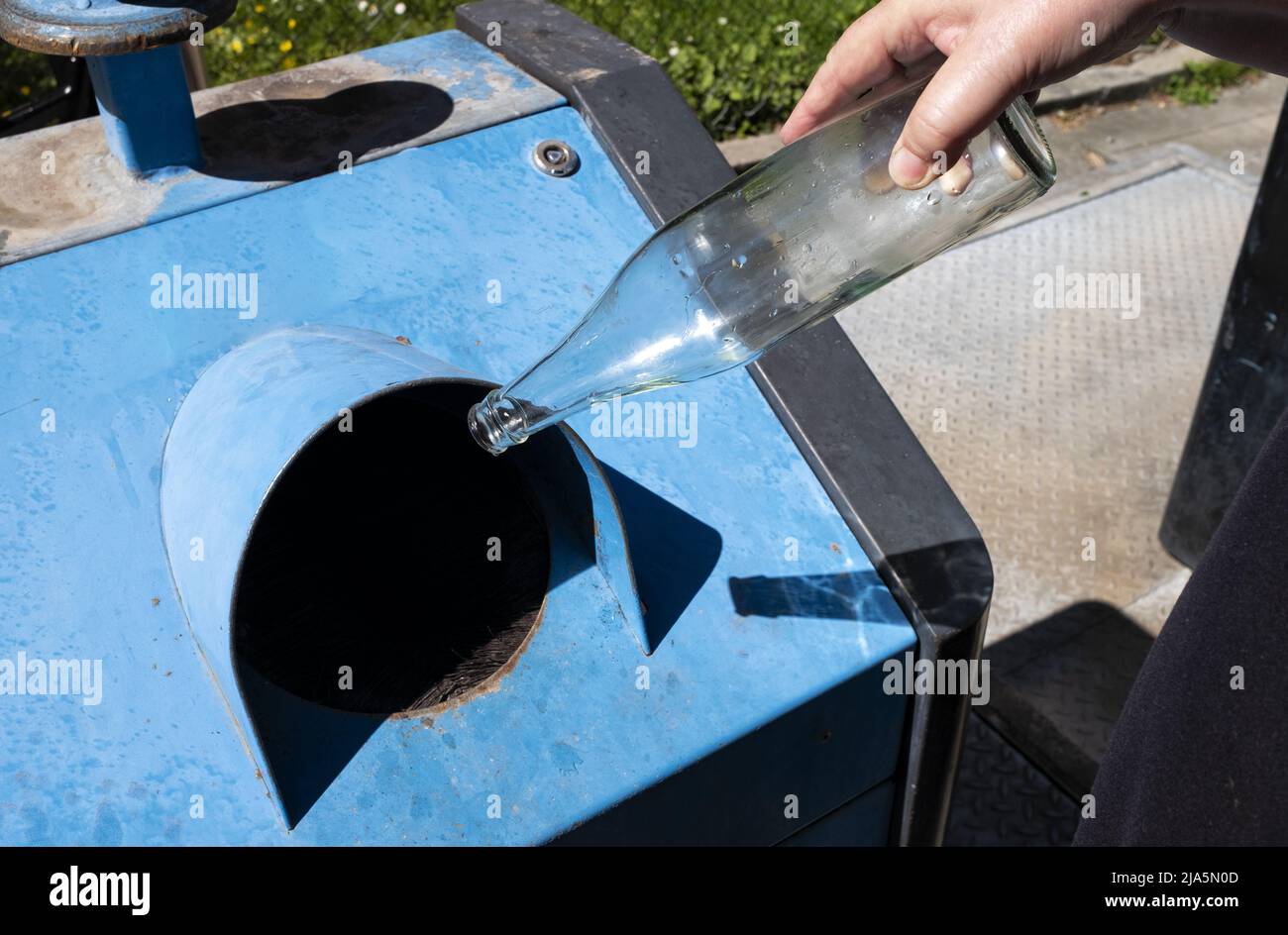 Behälter zur selektiven Sortierung von weißen und farbigen Glas- und Kunststoffflaschen in Genf, Schweiz Stockfoto