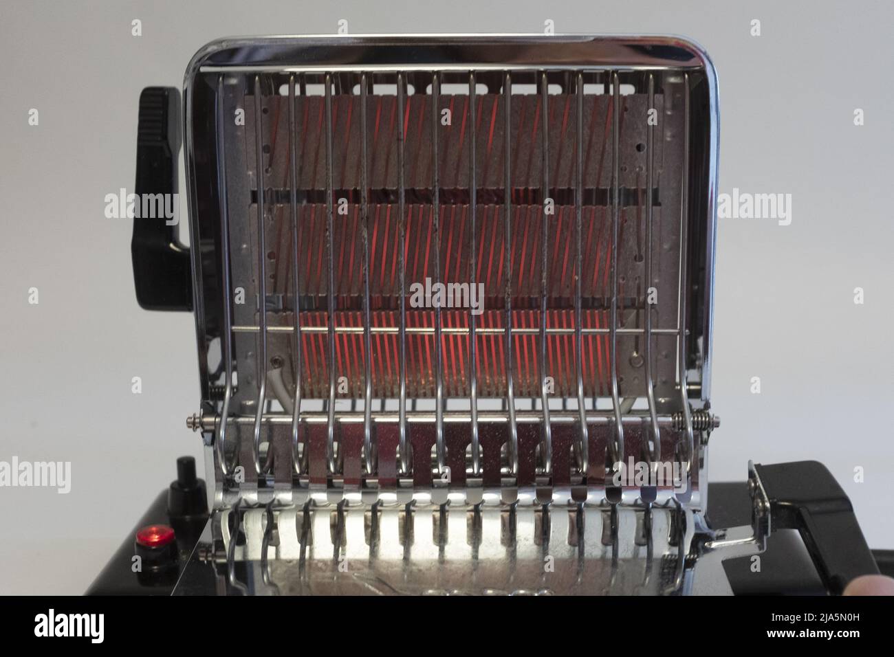 Alter Toaster mit seinen geröteten Filamenten Stockfoto
