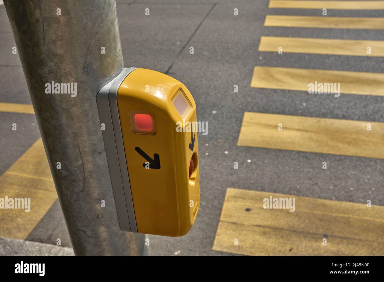 Detail der Druckknopfleiste an einem Pelican Pedestrian Crossing neben einer befahrenen Straße Stockfoto