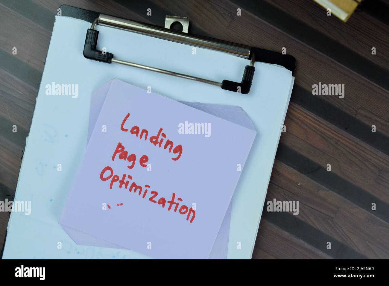 Konzept der Landing Page Optimierung Schreiben Sie auf Haftnotizen isoliert auf Holztisch. Stockfoto