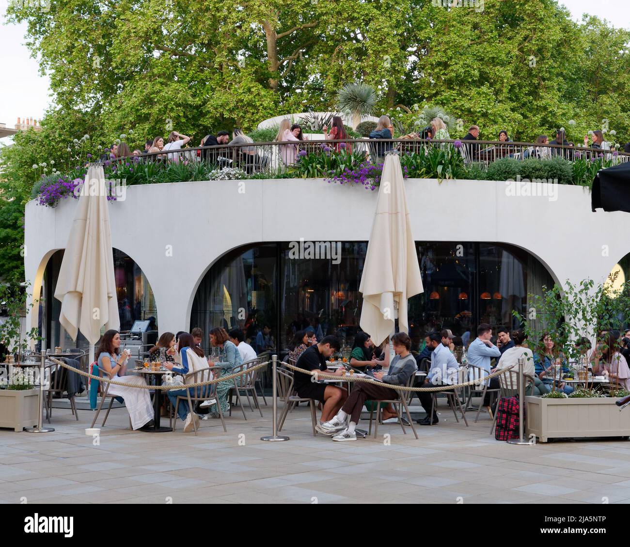 London, Greater London, England, Mai 14 2022: Vardo Restaurant auf dem Duke of York Platz gleich an der Kings Road in Chelsea. Stockfoto