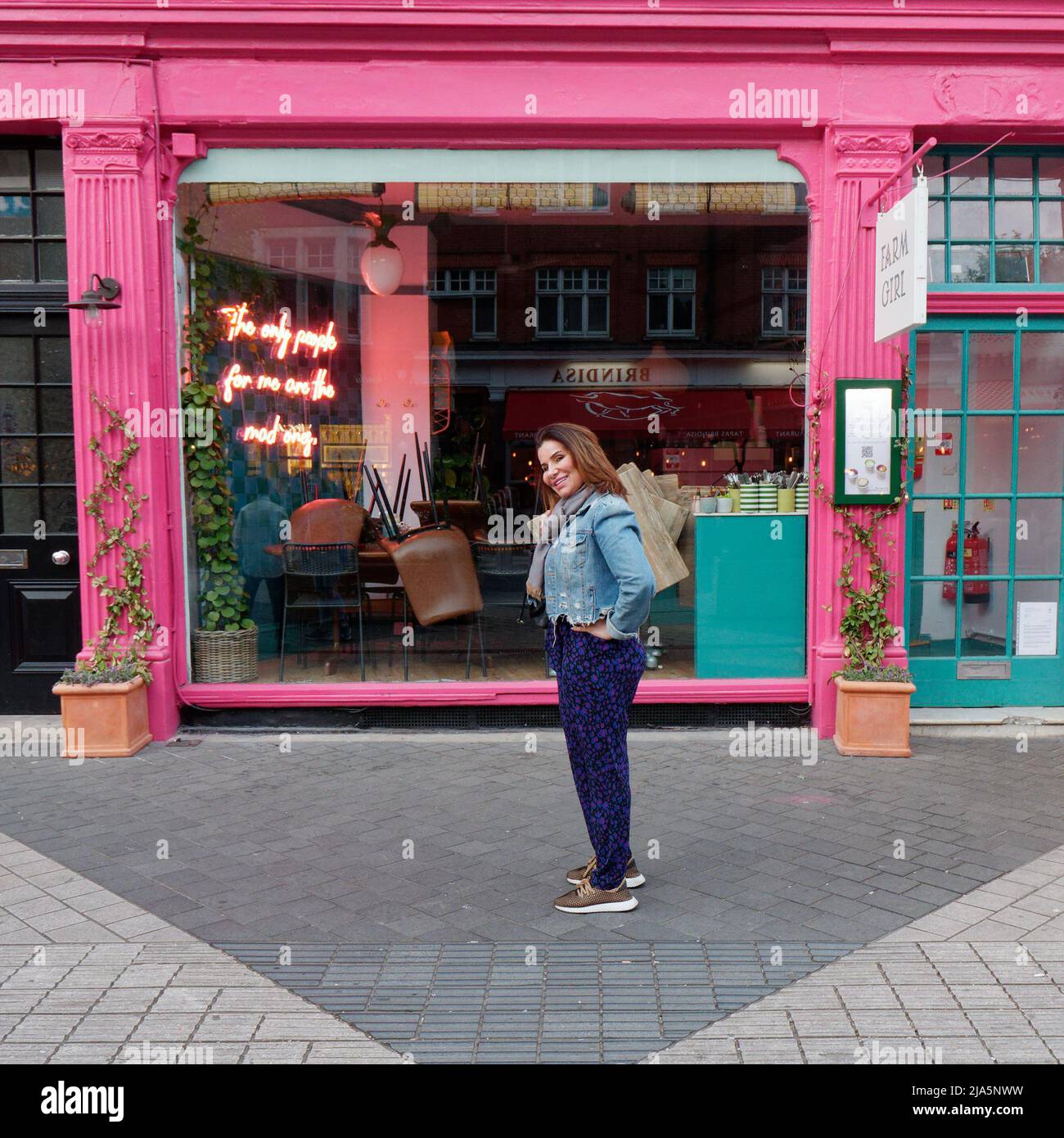 London, Greater London, England, Mai 14 2022: Die iranische Dame lächelt, als sie vor einem Café in South Kensington für ein Foto posiert. Stockfoto