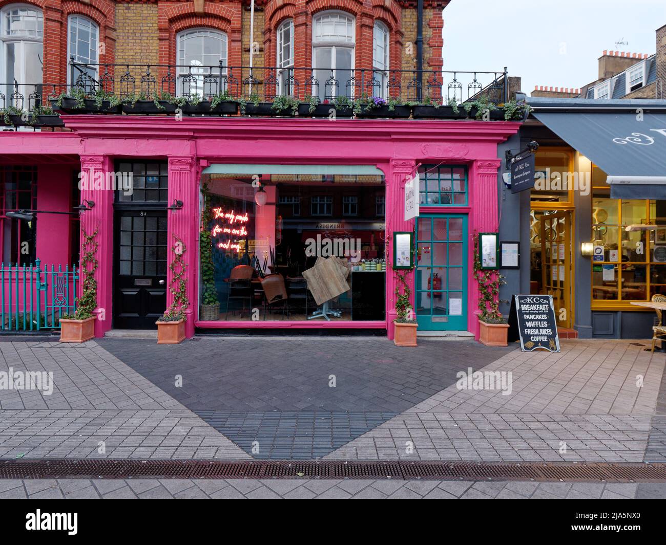 London, Greater London, England, Mai 14 2022: Bunte Cafés in South Kensington am Abend Stockfoto