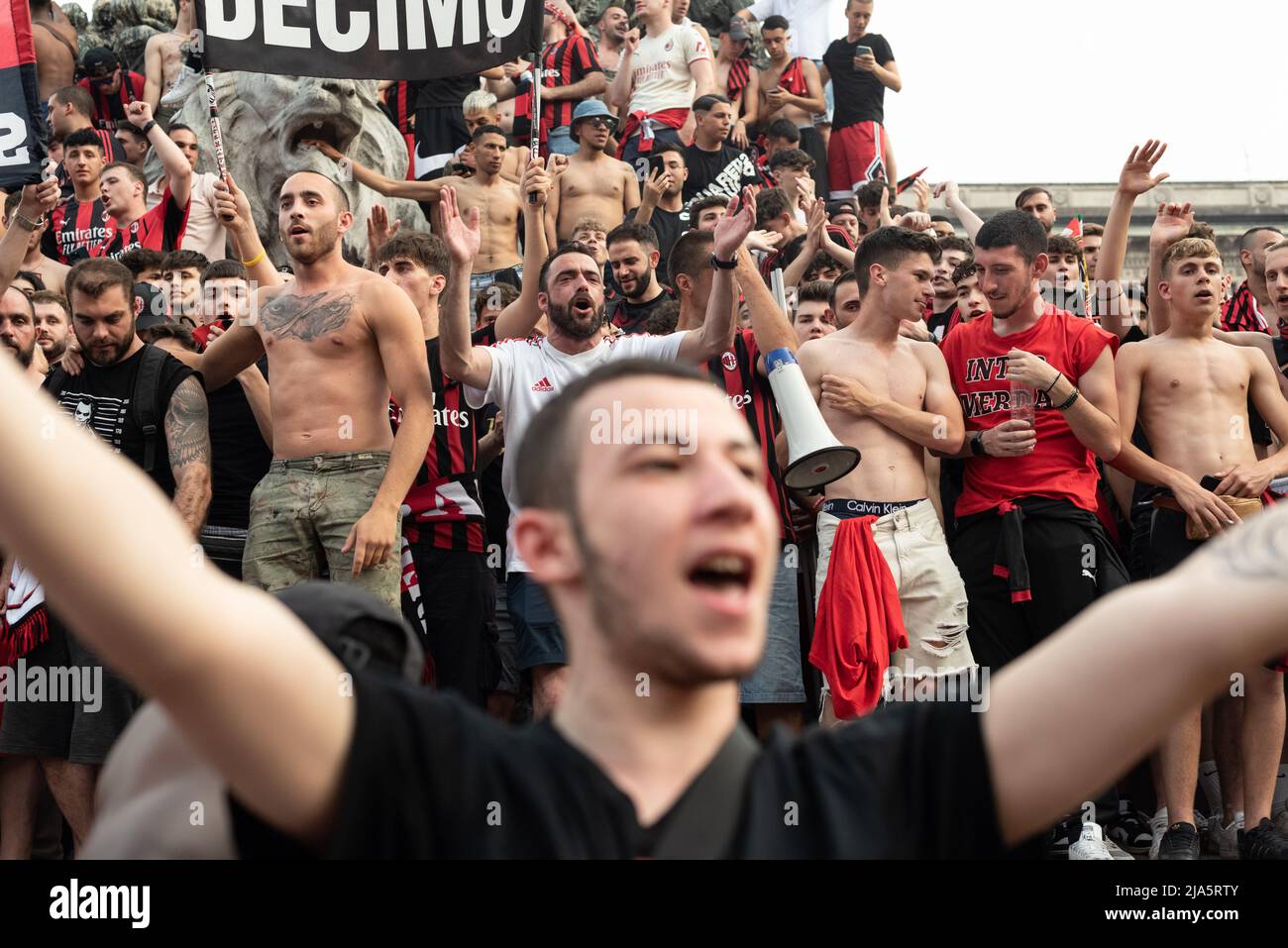 Mailand, Italien, 22.. Mai 2022. „Tifosi“, die den AC Mailand unterstützen, feiern ihren Sieg beim „campionato di calcio“ 2021-2022 am Stützpunkt von Vittorio EM Stockfoto