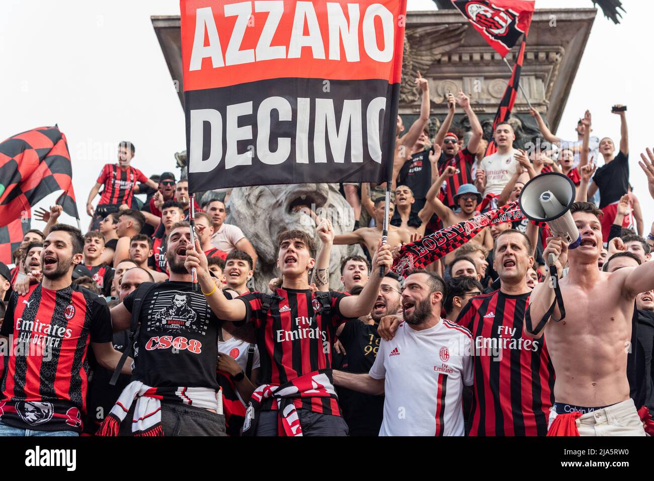 Mailand, Italien, 22.. Mai 2022. „Tifosi“, die den AC Mailand unterstützen, feiern ihren Sieg beim „campionato di calcio“ 2021-2022 am Stützpunkt von Vittorio EM Stockfoto