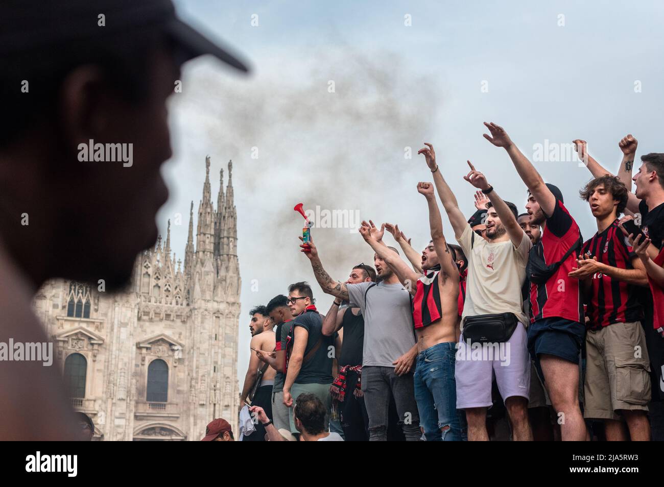 Mailand, Italien, 22.. Mai 2022. „Tifosi“, die den AC Mailand unterstützen, feiern ihren Sieg beim „campionato di calcio“ 2021-2022 am Stützpunkt von Vittorio EM Stockfoto