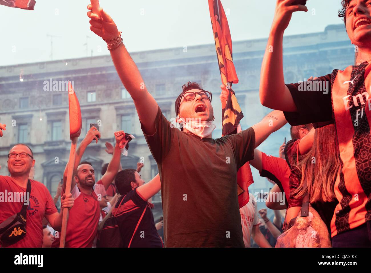 Mailand, Italien, 22.. Mai 2022. „Tifosi“, die den AC Mailand unterstützen, feiern ihren Sieg beim „campionato di calcio“ 2021-2022 am Stützpunkt von Vittorio EM Stockfoto