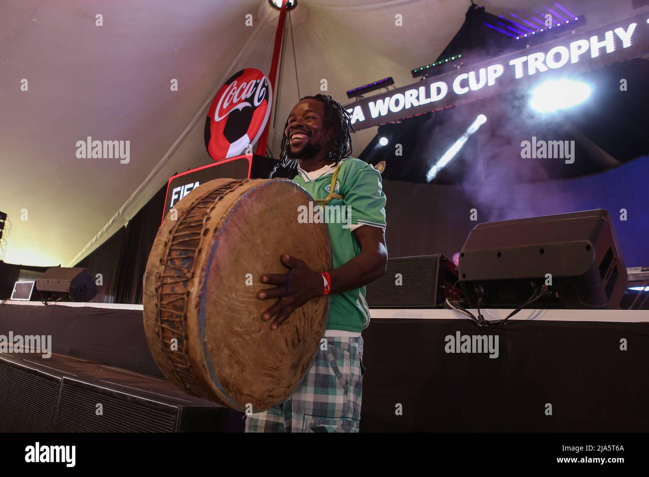 Ein lokaler kenianischer Fußballfan unterhält andere Fans während der öffentlichen Zuschauerveranstaltung der FIFA-Weltcup-Tour im Kenyatta International Convention Center. Die Welttournee der FIFA-Weltcup-Trophäe wird mindestens 22 Länder umfassen, darunter Kenia. Stockfoto