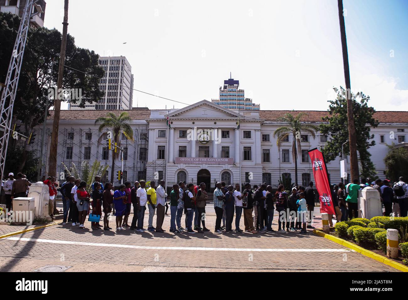 Kenianische Fußballfans stehen im Kenyatta International Convention Center vor der Schlange, um die Trophäe während der öffentlichen Zuschauerveranstaltung der FIFA World Cup Tour zu sehen. Die Welttournee der FIFA-Weltcup-Trophäe wird mindestens 22 Länder umfassen, darunter Kenia. Stockfoto