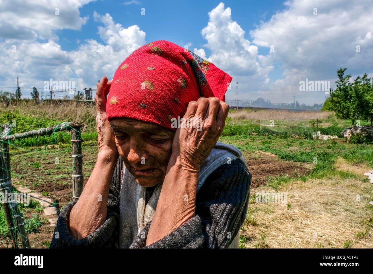 Siversk, Ukraine. 27.. Mai 2022. Eine ältere Frau, Alina, 76 Jahre alt
