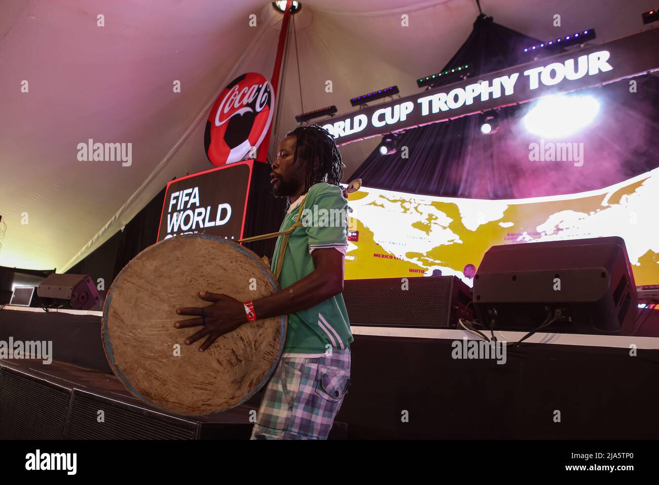 Nairobi, Kenia. 27.. Mai 2022. Ein lokaler kenianischer Fußballfan unterhält andere Fans während der öffentlichen Zuschauerveranstaltung der FIFA-Weltcup-Tour im Kenyatta International Convention Center. Die Welttournee der FIFA-Weltcup-Trophäe wird mindestens 22 Länder umfassen, darunter Kenia. (Foto von Boniface Muthoni/SOPA Images/Sipa USA) Quelle: SIPA USA/Alamy Live News Stockfoto