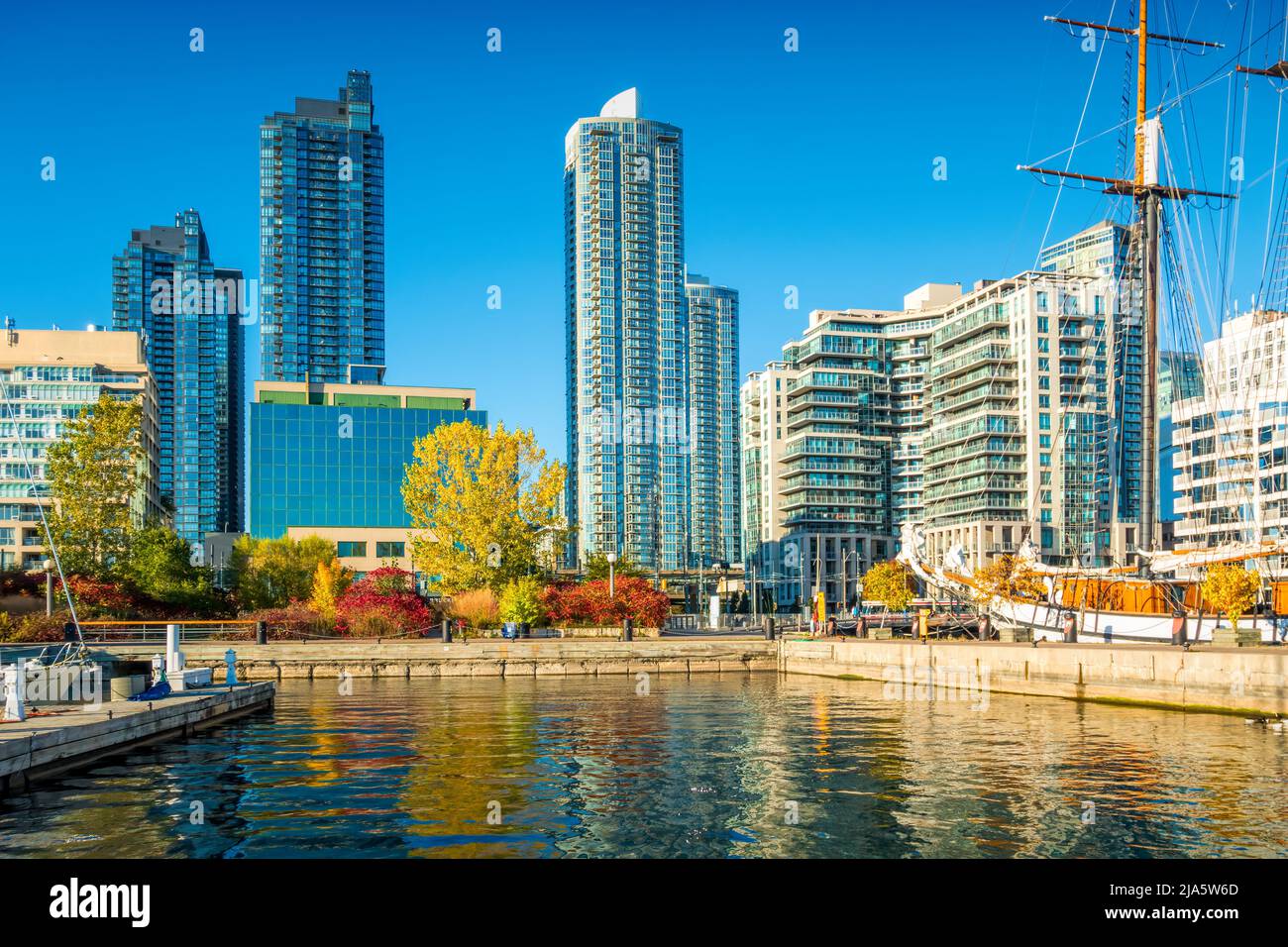 Condo Towers und ein Schoner an der Innenstadt von Waterfront in Toronto, Ontario, Kanada Stockfoto