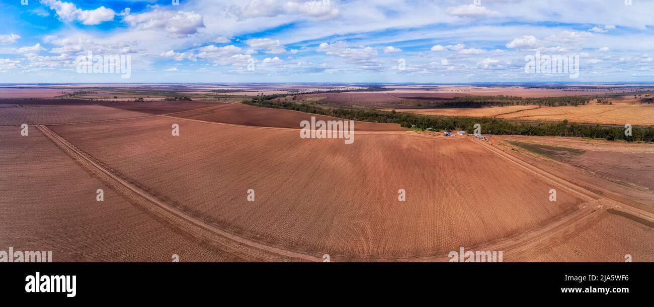 Kultivierte gepflügte landwirtschaftliche Ebenen mit Farmen rund um die ländliche Stadt Moree in Australien - Luftlandschaftspanorama. Stockfoto