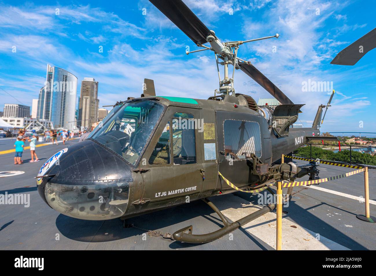 San Diego, California, USA - JULI 2018: UH-1 Huey Gunship Hubschrauber von 1960s. USS Midway Battleship Museum. Amerikanischer Hubschrauber diente in Stockfoto